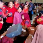 Risma Sambangi Pabrik Rokok di Malang, Ribuan Buruh Antusias Ikuti Cek Kesehatan Gratis