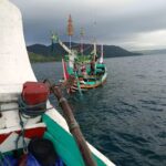 Akibat Cuaca Buruk, Tiga Nelayan Muncar Nyaris Tenggelam Usai Perahunya Dihantam Ombak di Perairan Sembulungan IMG-20260515-WA0055