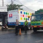 Petugas Satlantas Polresta Banyuwangi Tengah Melakukan Pengaturan Lalu Lintas di Kemacetan Ketapang IMG-20260521-WA0048