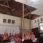 Ruang Kelas Rusak, Keselamatan Belasan Siswa Kelas 4 SDN 2 Klepu Terancam Screenshot_20260717-161305