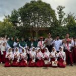 Kanit Binmas Polsek Pesanggaran Jadi Pembina Upacara di MI Roudlotul Huda, Tekankan 3 Kunci Sukses Pelajar Screenshot_20260720-180538