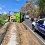 Hindari Truk Lawan Arah, Truk Hino Tronton Terguling di Jalur Banyuwangi-Situbondo. Pengemudi dan Penumpang Selamat Screenshot_20260722-180443