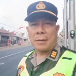 Kapolsek Muncar AKP Kusmisn, S.H. Atur Lalu Lintas Pagi di SMK 17 Agustus 1945, Arus Kendaraan Lancar Screenshot_20260806-075731