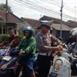 Humanis! Kanit Lantas Polsek Genteng IPDA Suwandono Bagikan Bendera Merah Putih ke Pengendara Screenshot_20260818-212520