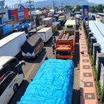UPDATE Terbaru Selasa Siang: Antrean Truk dan Bus Mengular di Pintu Masuk ASDP Ketapang, Lalin Lumpuh Screenshot_20260929-214733